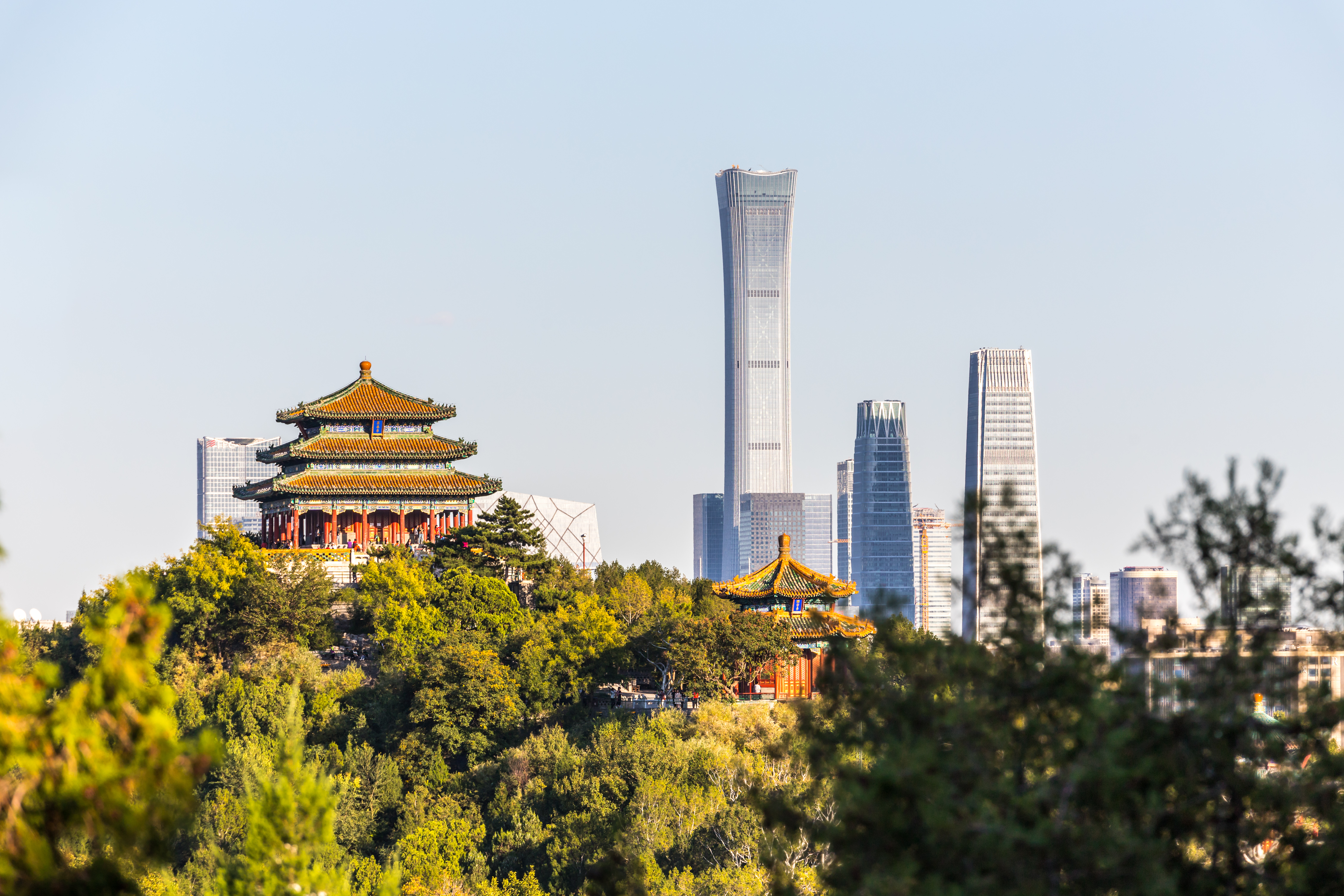 Beijing skyline med traditionel Wanchun Pavilion og moderne skyskrabere
