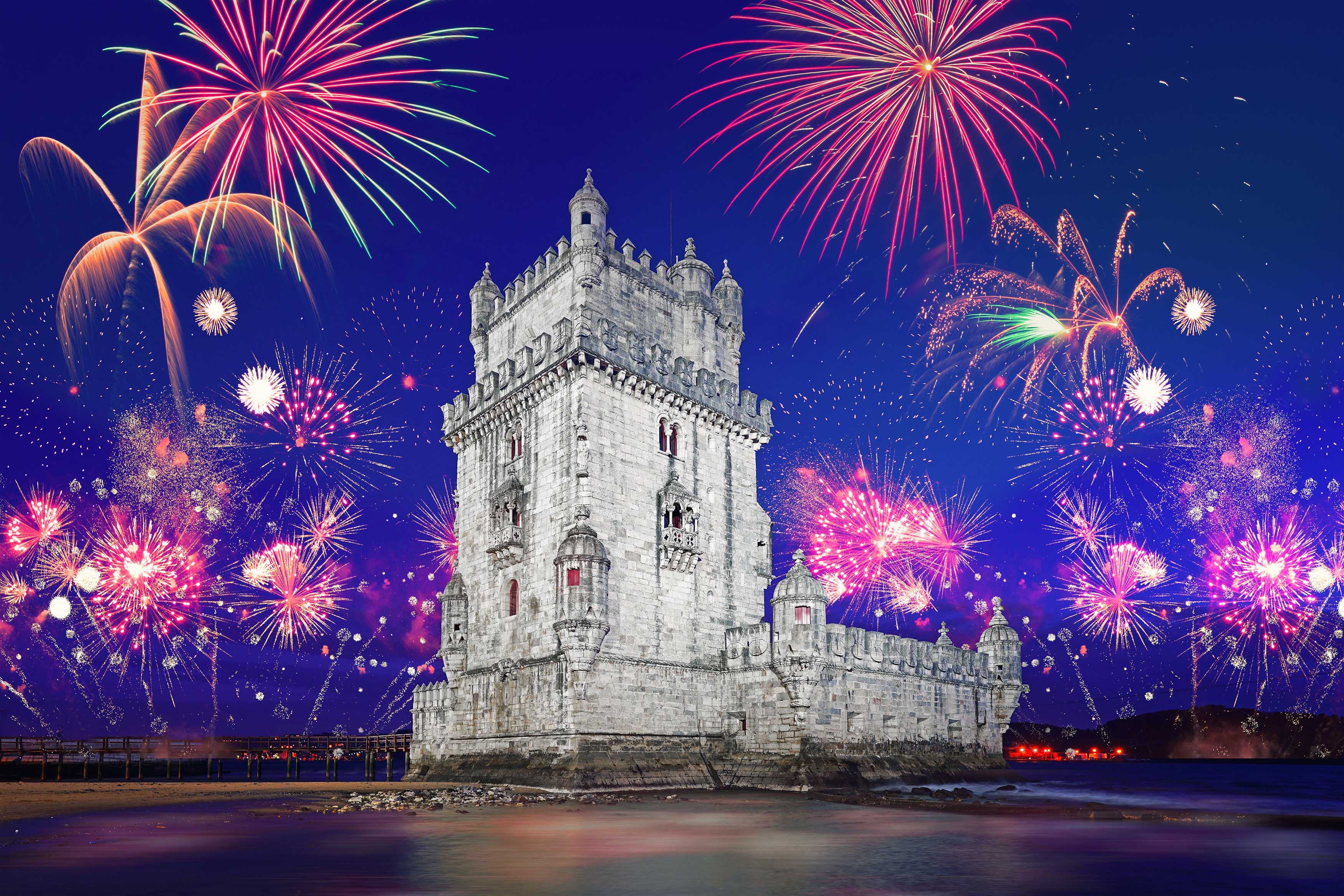 Belem-tårnet oplyst af farverigt nytårsfyrværkeri i Lissabon, Portugal