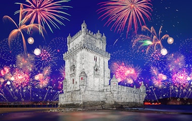 Belem-tårnet oplyst af farverigt nytårsfyrværkeri i Lissabon, Portugal