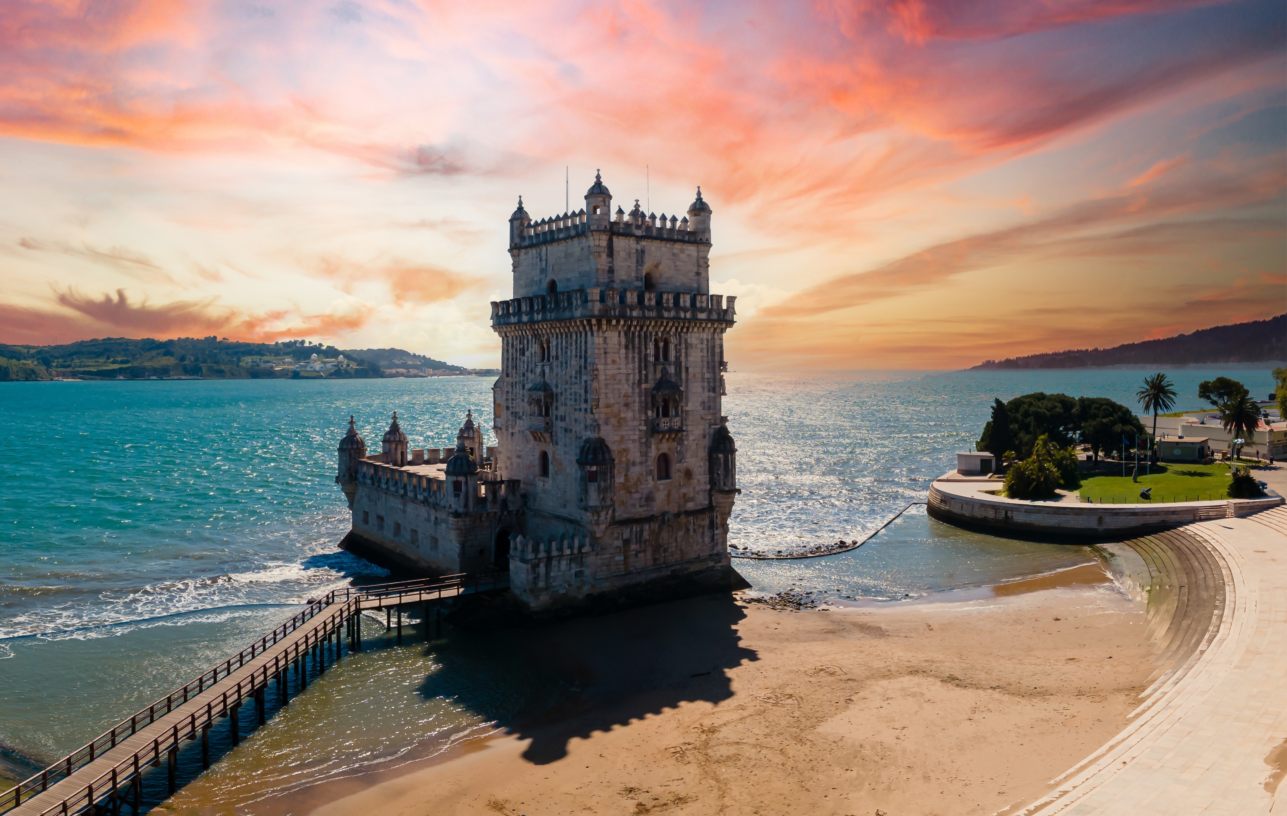 Belém Tårnet i Lissabon - et historisk portugisisk fæstningstårn fra middelalderen ved Tagus-flodens bred