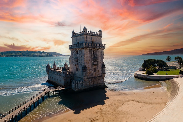 Belém Tårnet i Lissabon - et historisk portugisisk fæstningstårn fra middelalderen ved Tagus-flodens bred