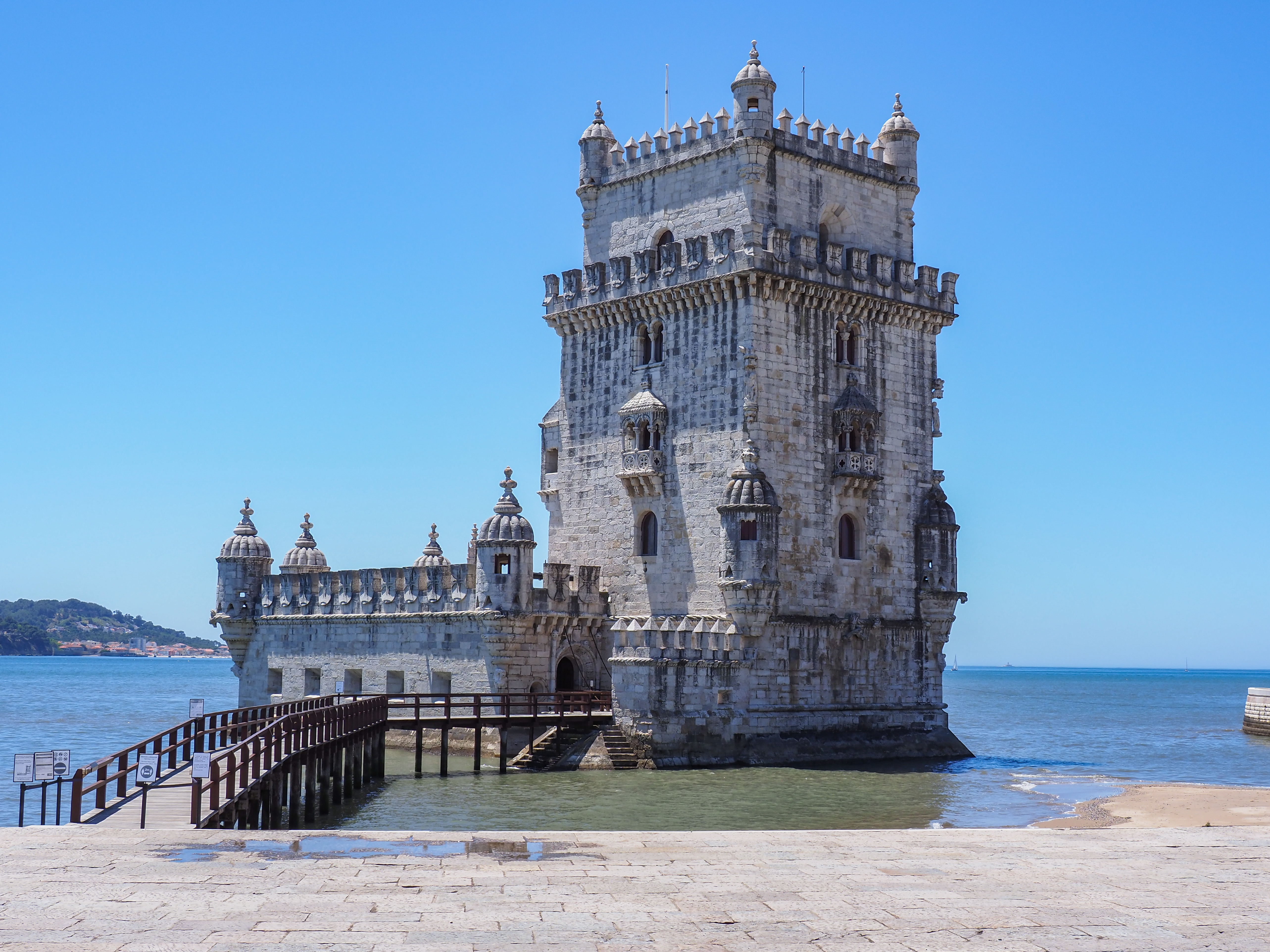 Det ikoniske Belem Tårn ved Tagus-floden i Lissabon - historisk portugisisk fæstning i Manueline stil og UNESCO verdensarv