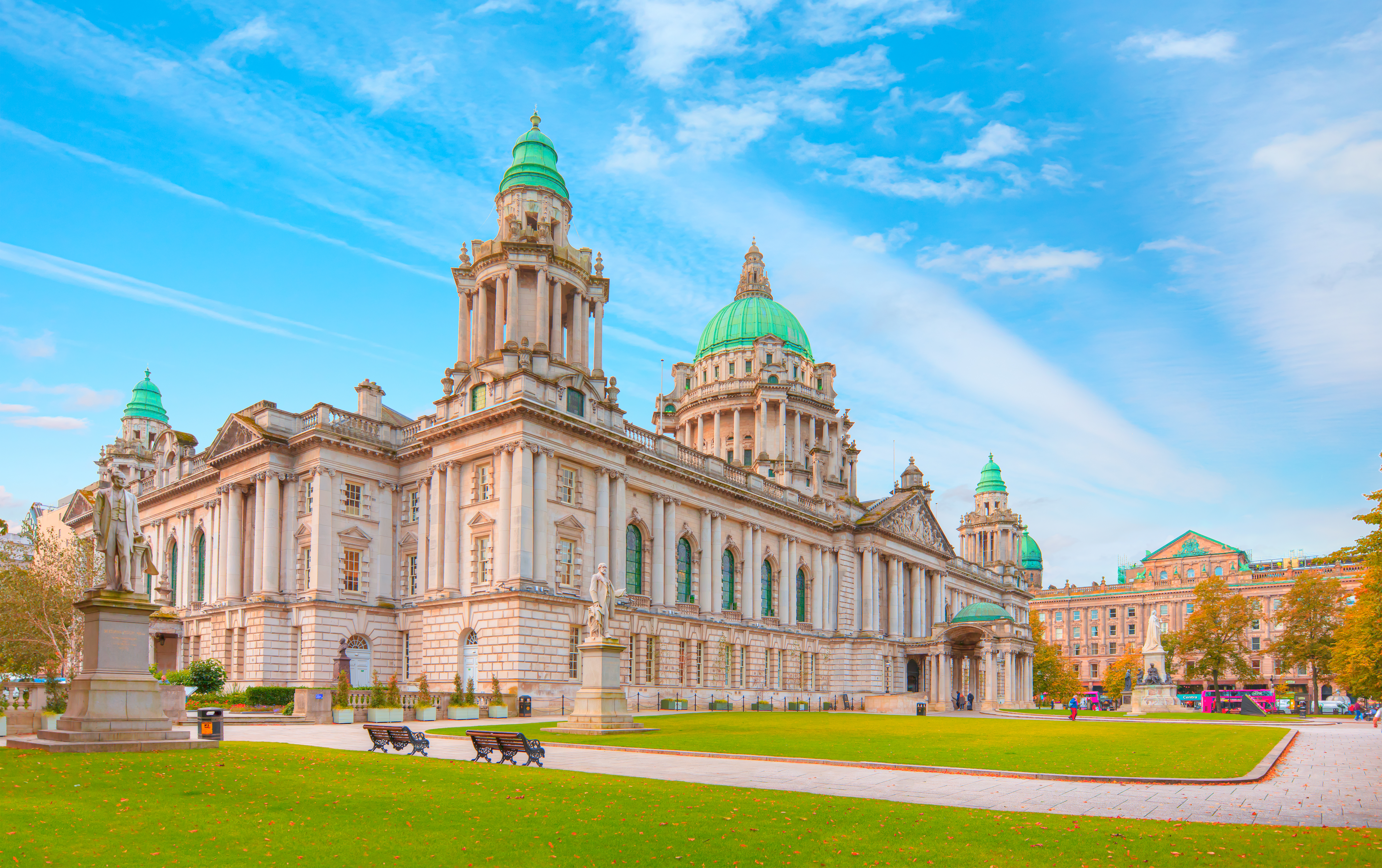 Belfast City Hall med groenne kobberkupler og klassisk arkitektur i Nordirland
