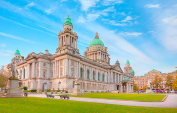Belfast City Hall med groenne kobberkupler og klassisk arkitektur i Nordirland