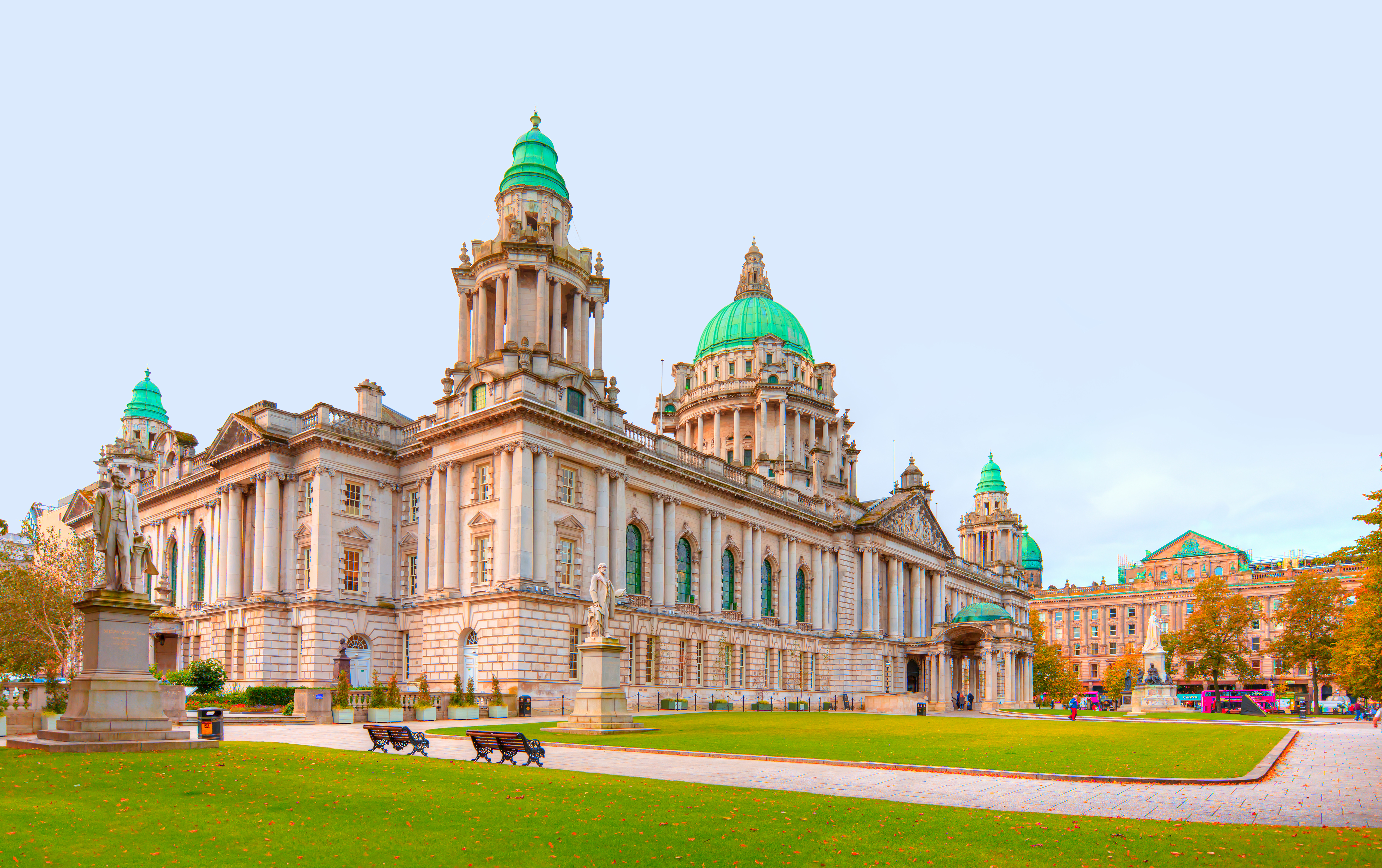 Belfast City Hall med grønne kobberkupler og klassisk arkitektur i Nordirland