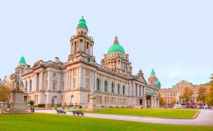 Belfast City Hall med grønne kobberkupler og klassisk arkitektur i Nordirland