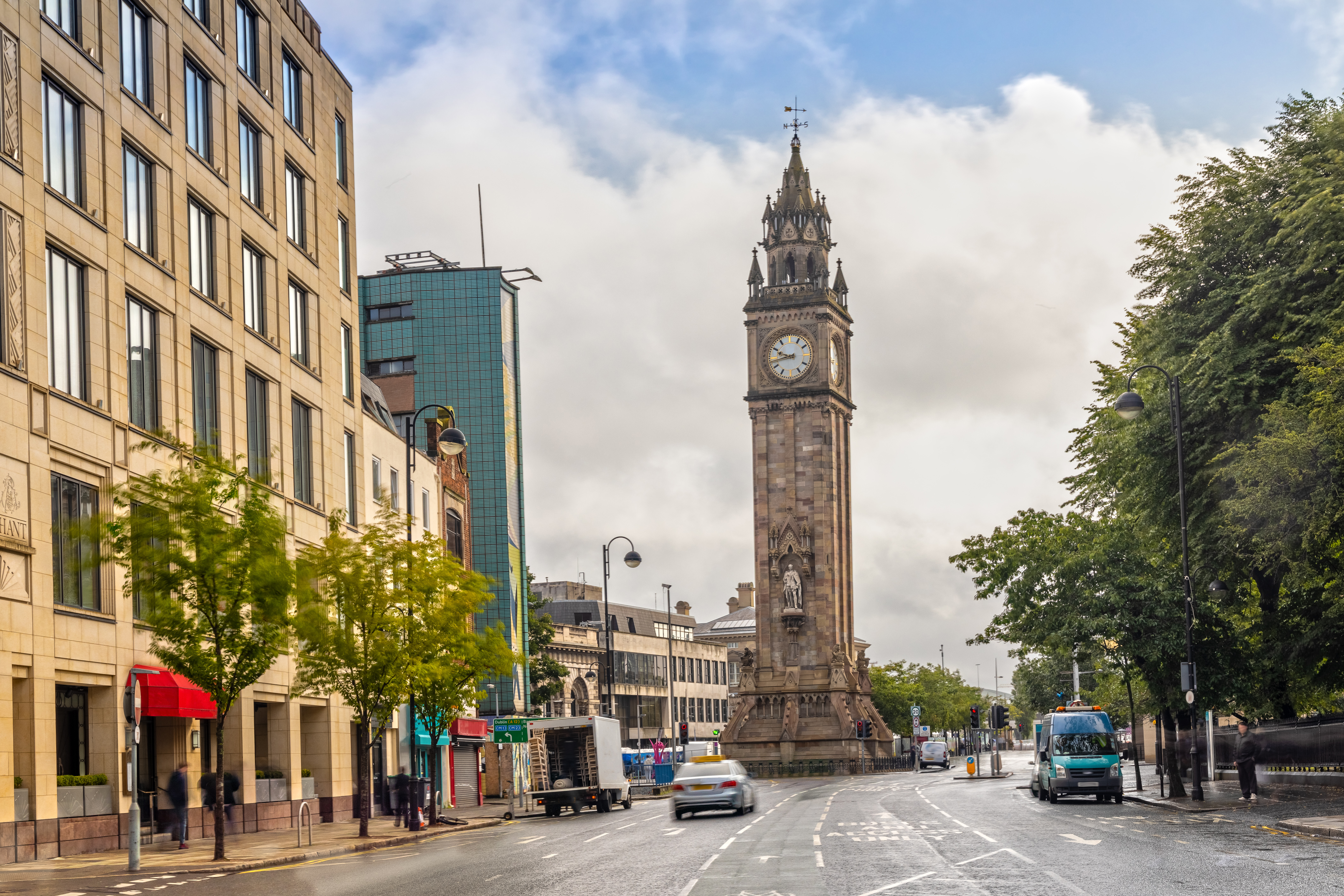 Historisk klokketårn og bygade i Belfast Nordirland med moderne bygninger
