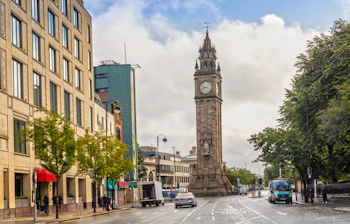 Historisk klokketårn og bygade i Belfast Nordirland med moderne bygninger
