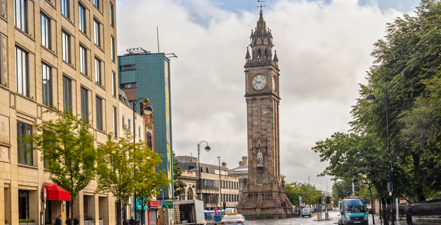 Historisk klokketårn og bygade i Belfast Nordirland med moderne bygninger