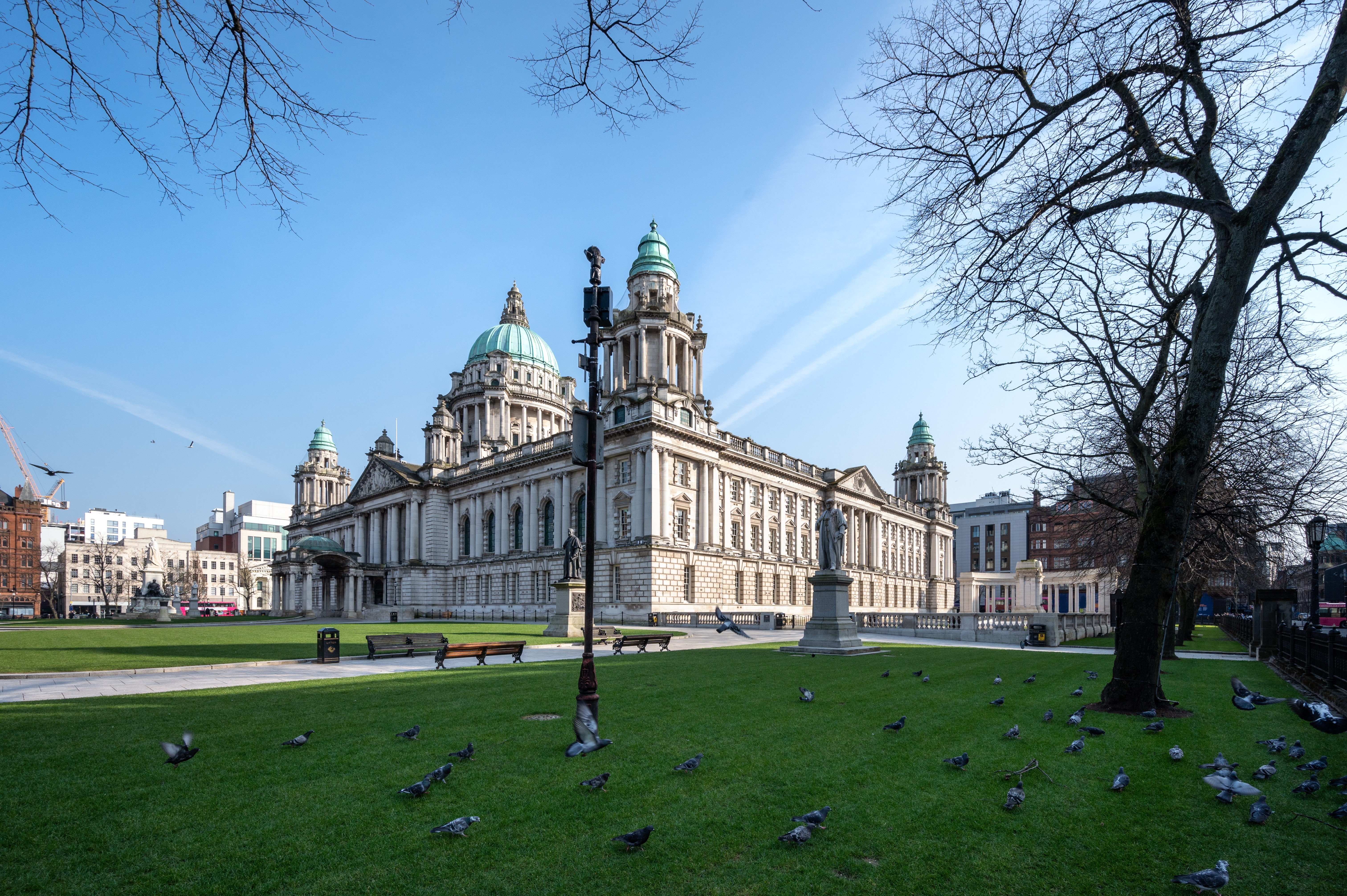 Belfast Rådhus med viktoriansk arkitektur og grøn plæne i Nordirland