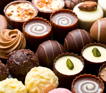 Fristende udvalg af luksuriøse belgiske chokoladepraliner i forskellige former og varianter, en smagsoplevelse for enhver chokoladeelsker på rejse