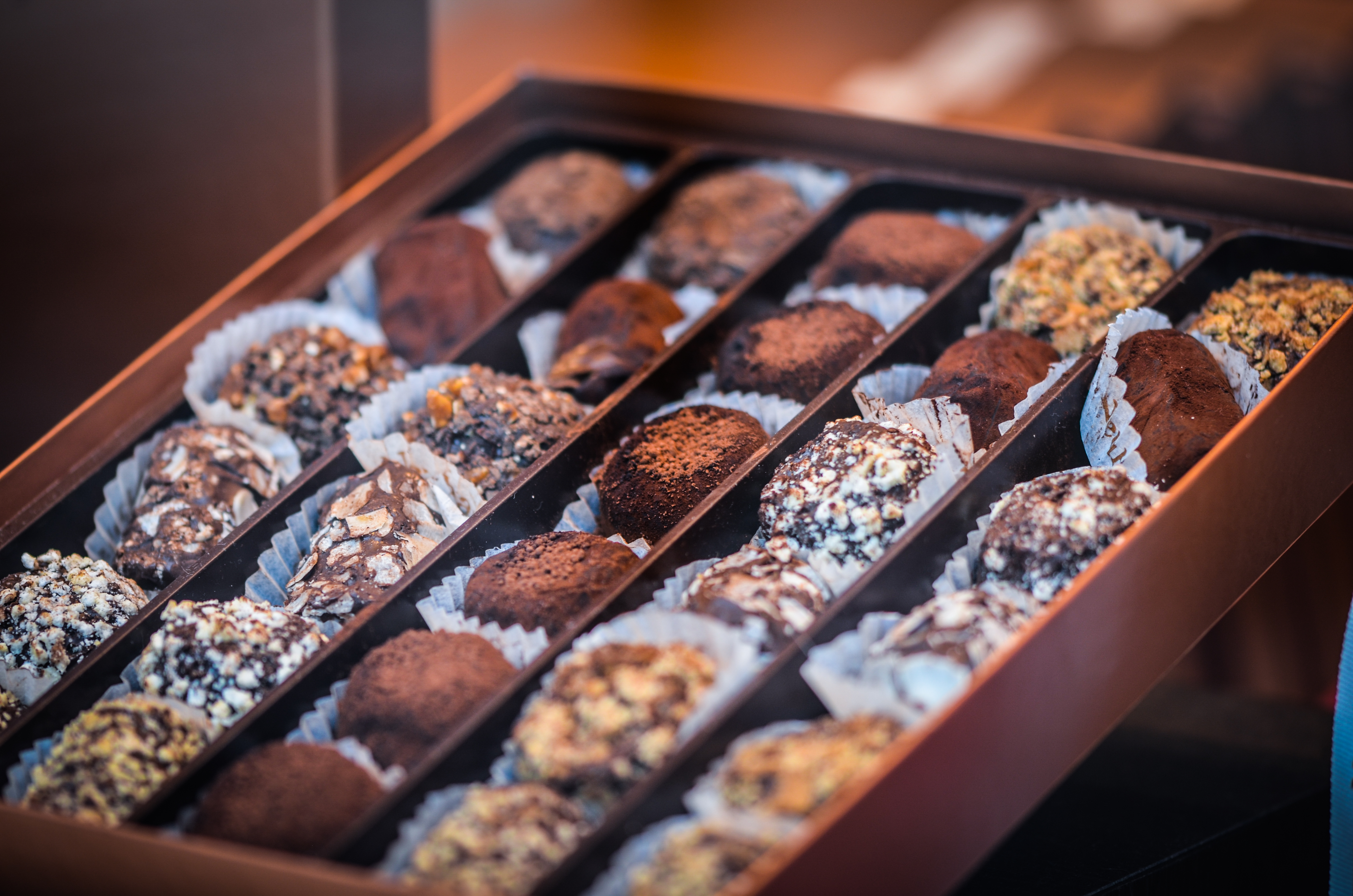 Æske med håndlavede belgiske chokoladetrøfler fra Bruxelles - en klassisk souvenir og delikatesse fra Belgien