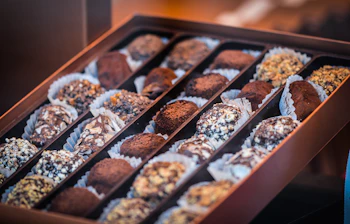 Æske med håndlavede belgiske chokoladetrøfler fra Bruxelles - en klassisk souvenir og delikatesse fra Belgien