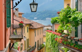 Idyllisk smal brostensbelagt gade i den historiske by Bellagio ved Comosøen i Italien med charmerende arkitektur og traditionelle bygninger
