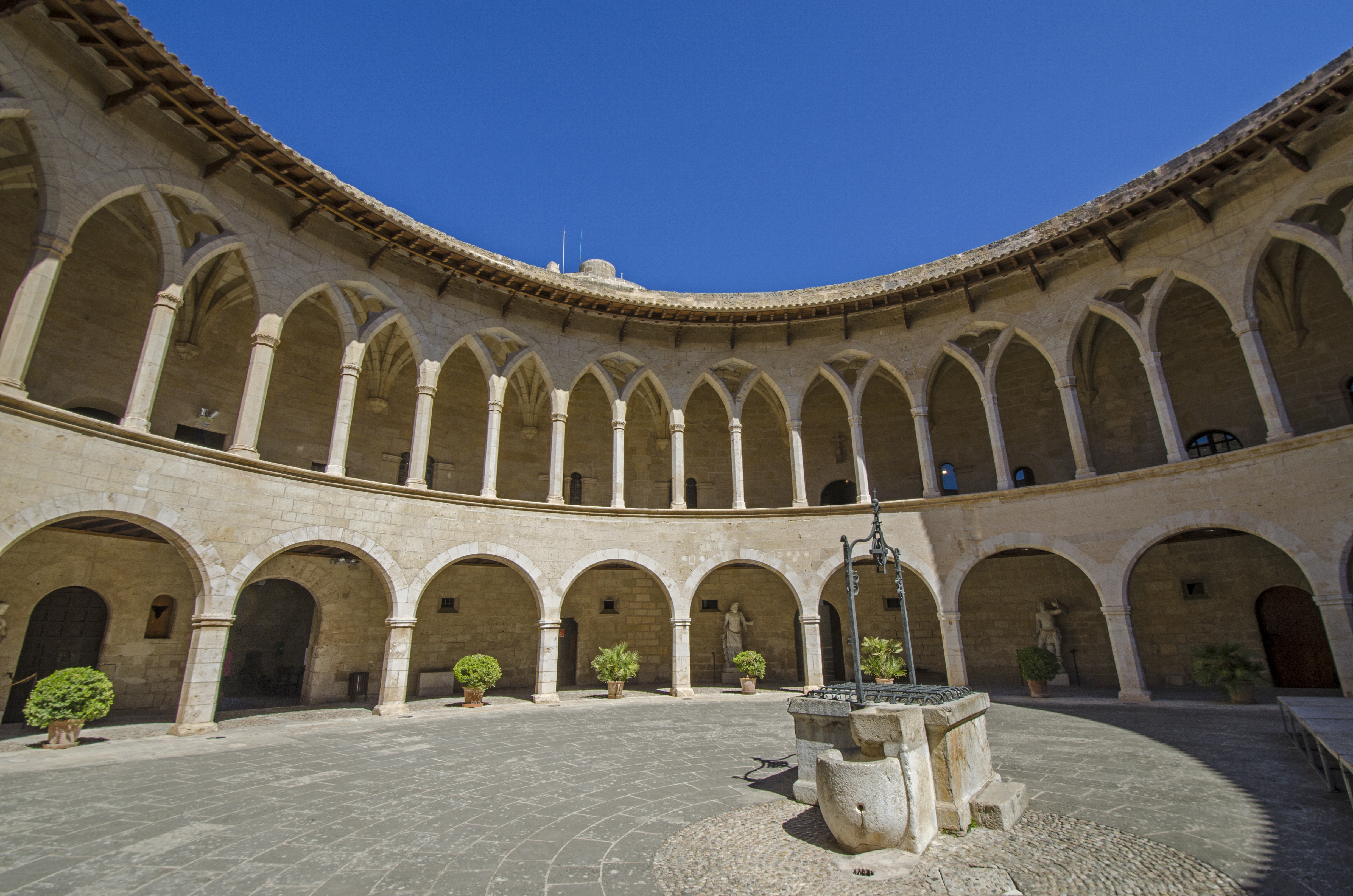Det historiske Bellver-slot med gotisk arkitektur og tårn med udsigt over Mallorca, Spanien
