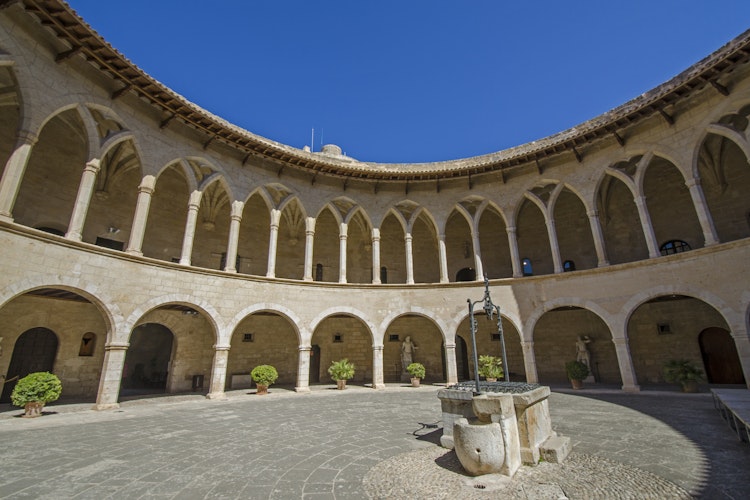 Det historiske Bellver-slot med gotisk arkitektur og tårn med udsigt over Mallorca, Spanien