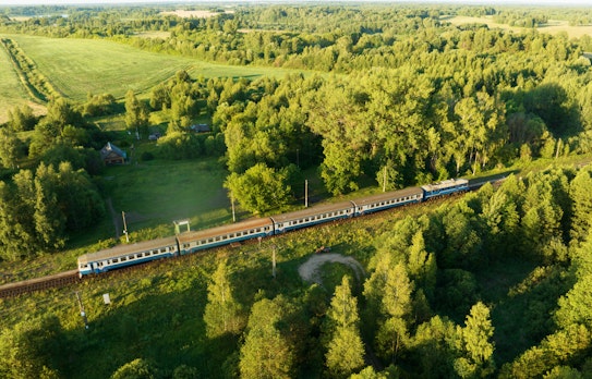 Luksuriøst Belmond British Pullman tog set fra luften, der kører gennem den frodige engelske natur på en nostalgisk togrejse