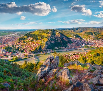 Betagende udsigt over Berat i Albanien med de karakteristiske hvidkalkede ottomanske huse på bjergskråningerne og Osum-floden, kendt som byen med tusind vinduer