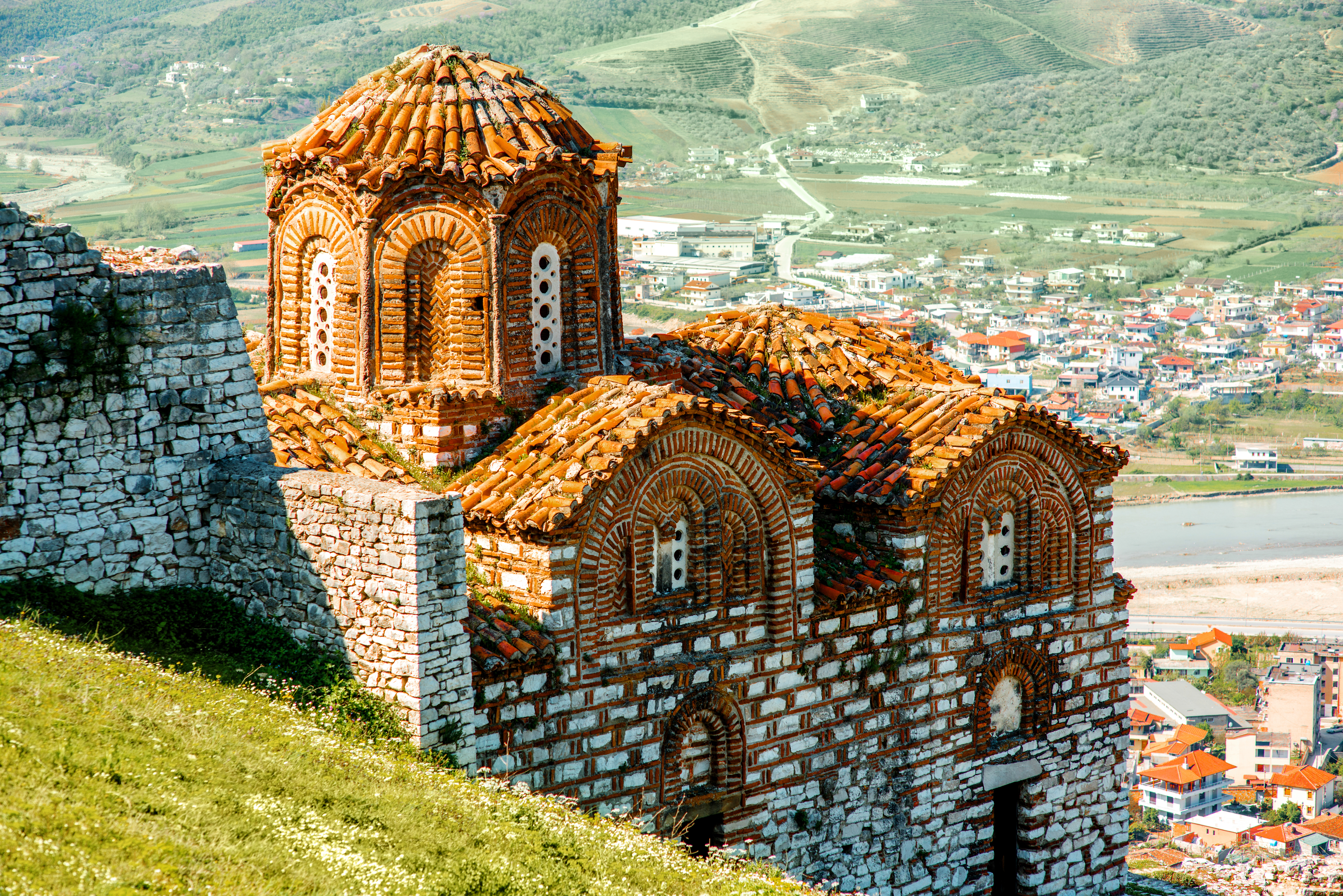 Historisk byzantinsk kirke med rødt tegltag i Berat, Albanien UNESCO verdensarv