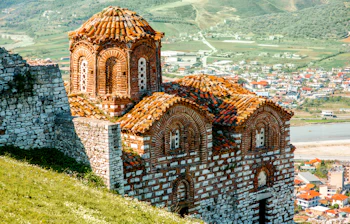 Historisk byzantinsk kirke med rødt tegltag i Berat, Albanien UNESCO verdensarv