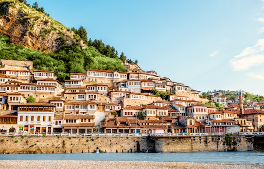 Historisk udsigt over Berat i Albanien med traditionelle hvide huse bygget i skråningen, kendt som Byen med Tusind Vinduer og UNESCO verdensarv