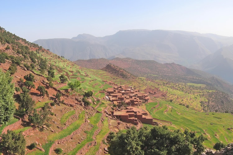 Panoramaudsigt over traditionel berbisk bjerglandsby med terrassemarker i Setti Fadma, Ourika-dalen, Atlasbjergene, Marokko