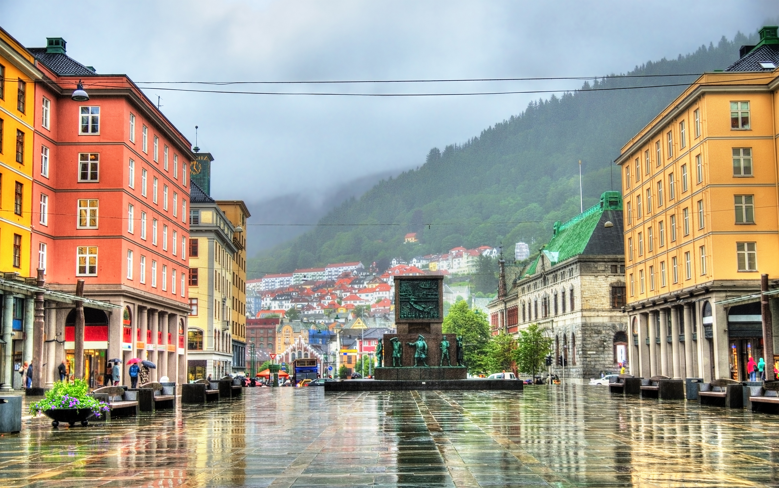 Bergens historiske centrum med farverige bygninger og våd brolægning på regnvejrsdag i Norge