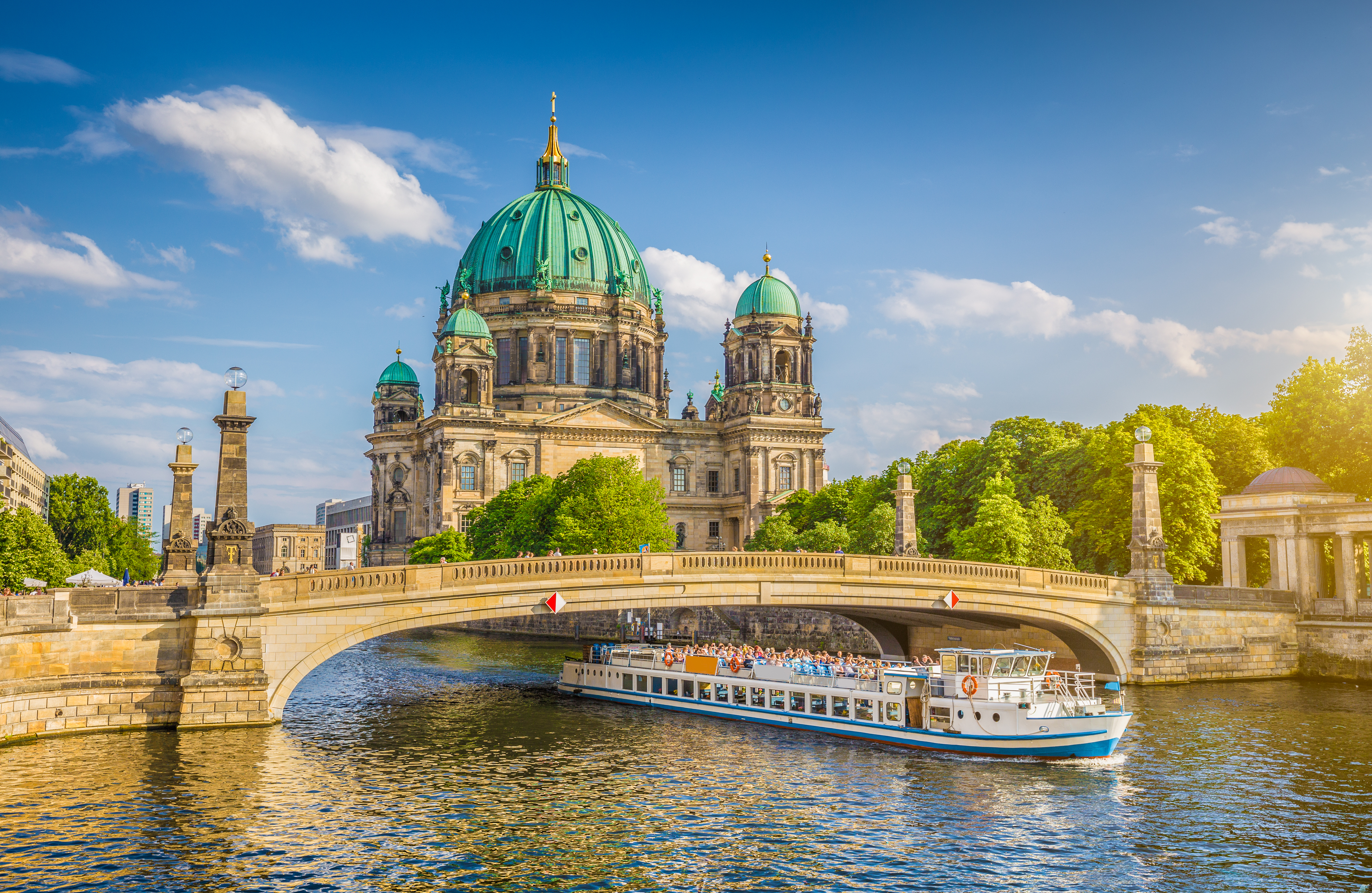 Berlin Domkirke ved Spree floden med turistbåd og historisk bro