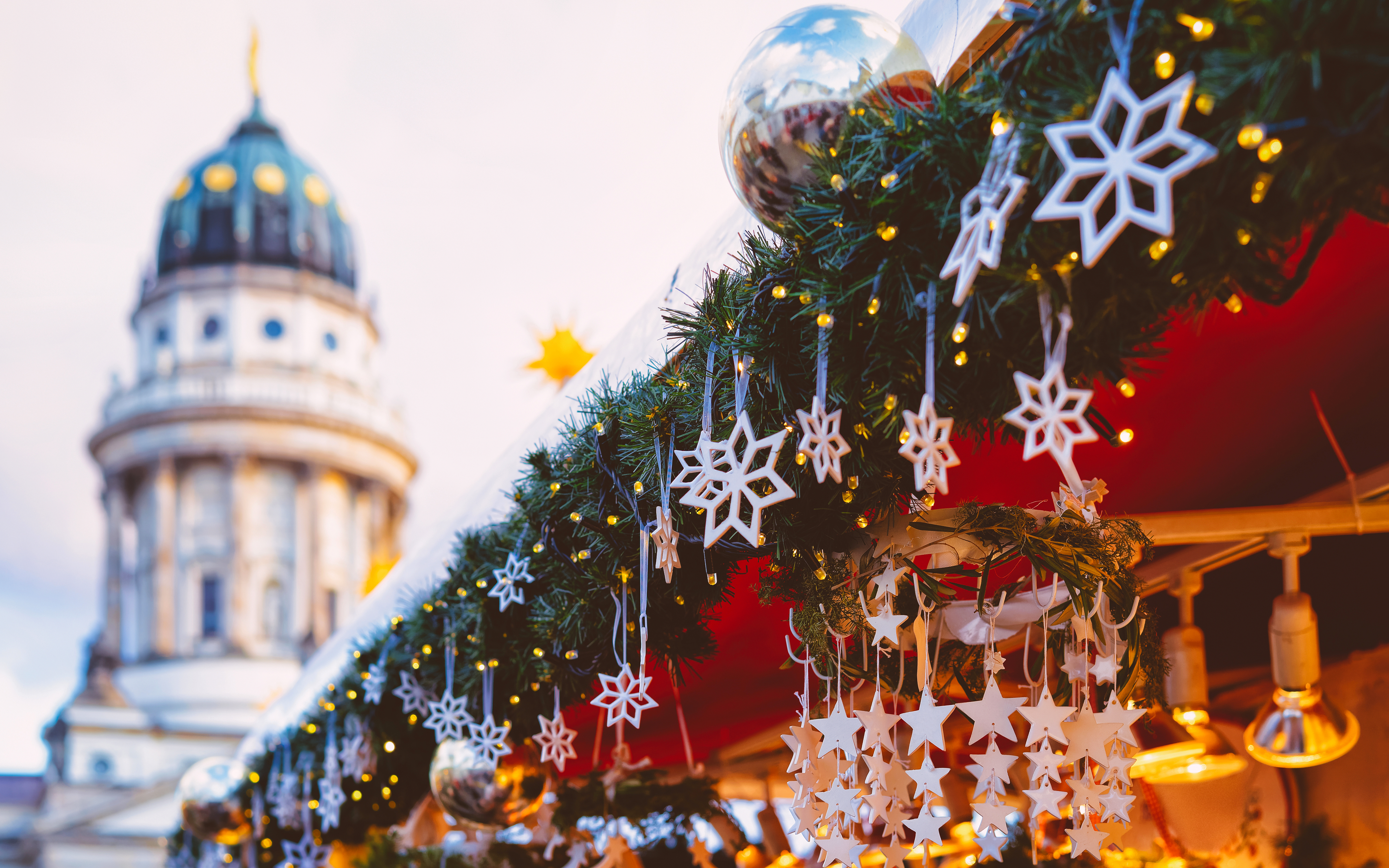 Traditionelt julemarked med juletræ og cathédrale i Berlin, Tyskland