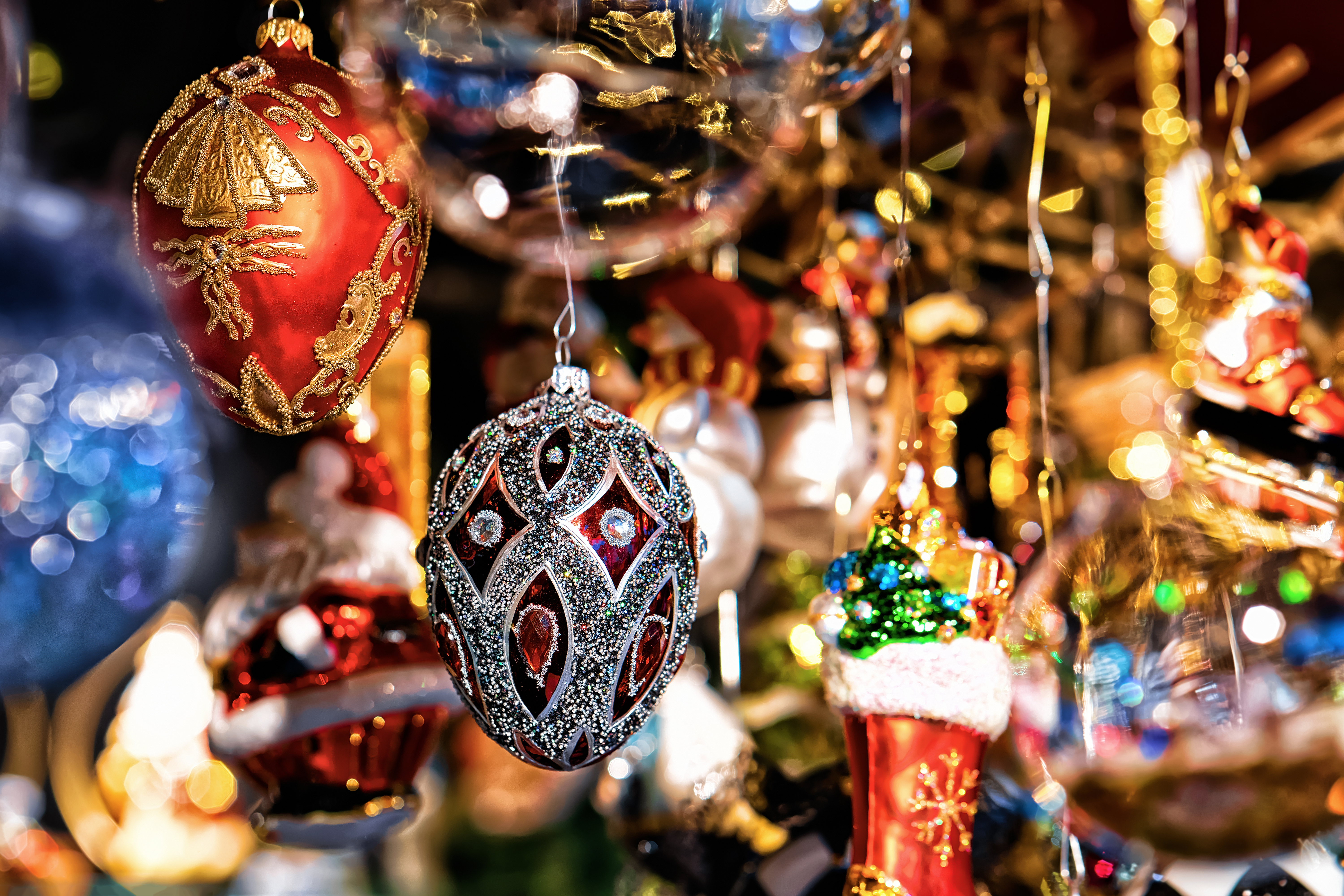 Smukke julekugler og ornamenter på traditionelt tysk julemarked i Berlin