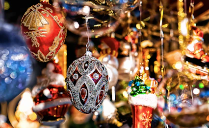 Smukke julekugler og ornamenter på traditionelt tysk julemarked i Berlin