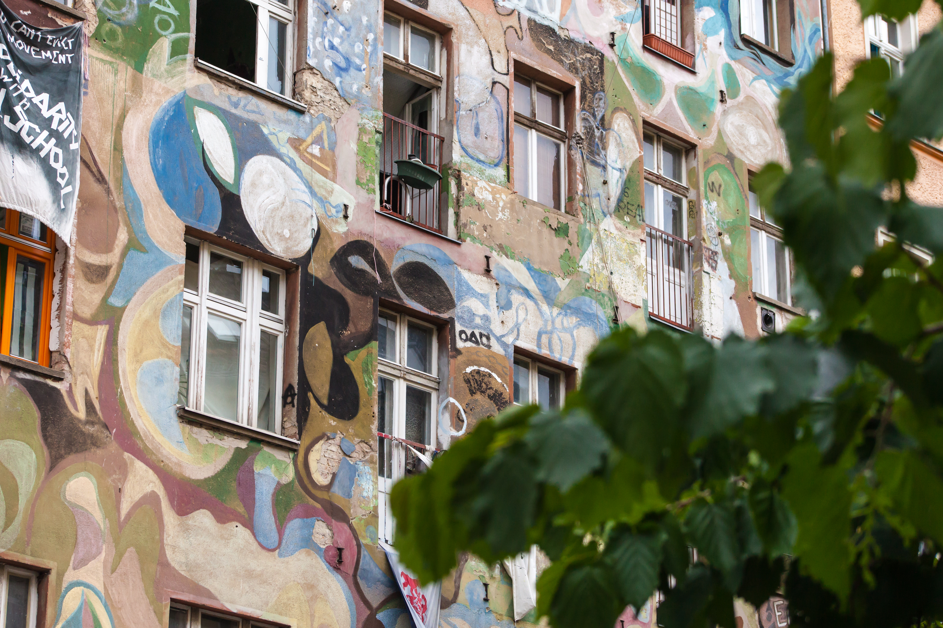 Farverig street art på boligbyggeri i Berlin Lichtenberg kvarter
