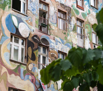 Farverig street art på boligbyggeri i Berlin Lichtenberg kvarter
