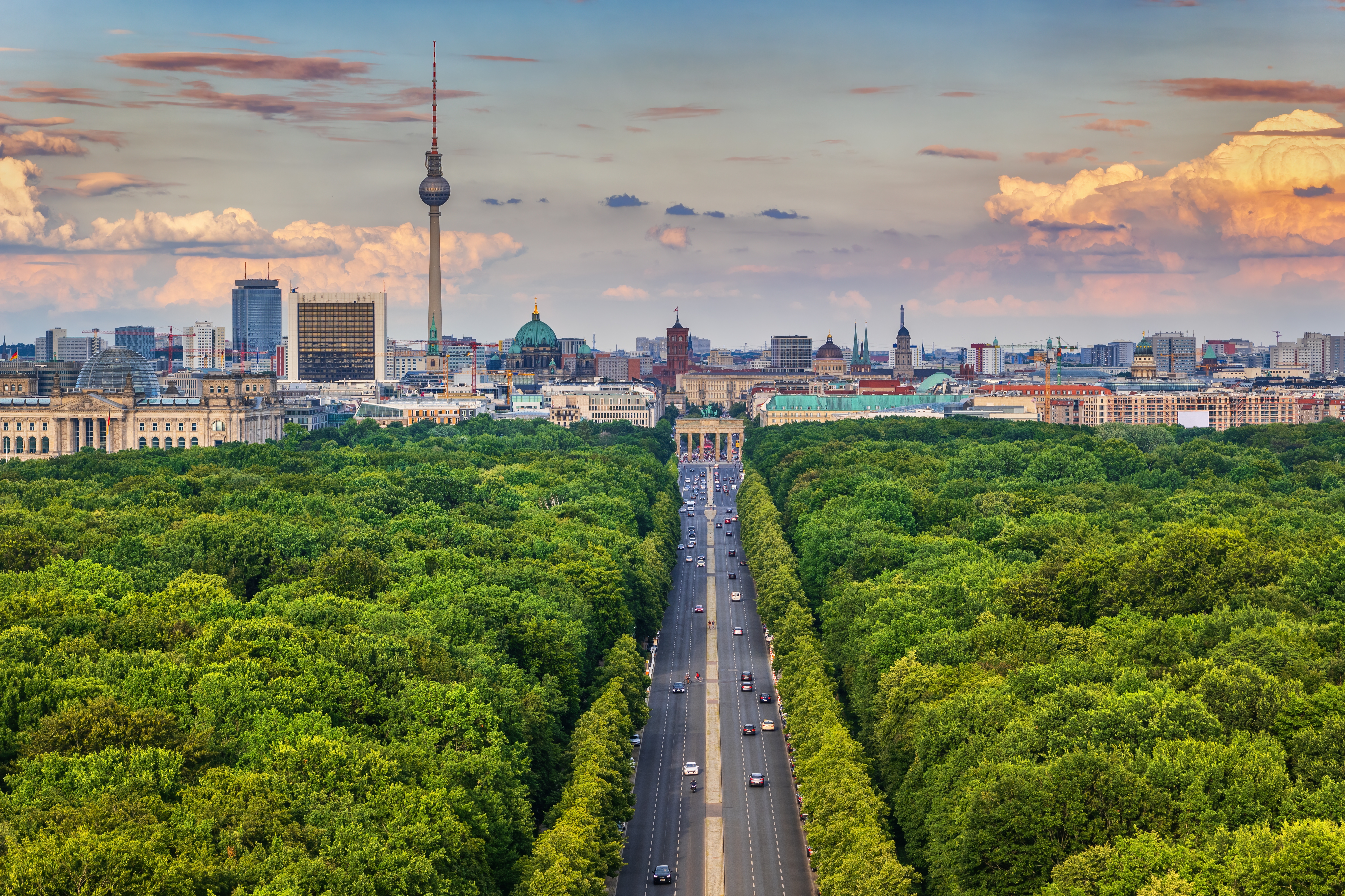 Luftfoto over Berlin med Tiergarten park og Brandenburger Tor i baggrunden