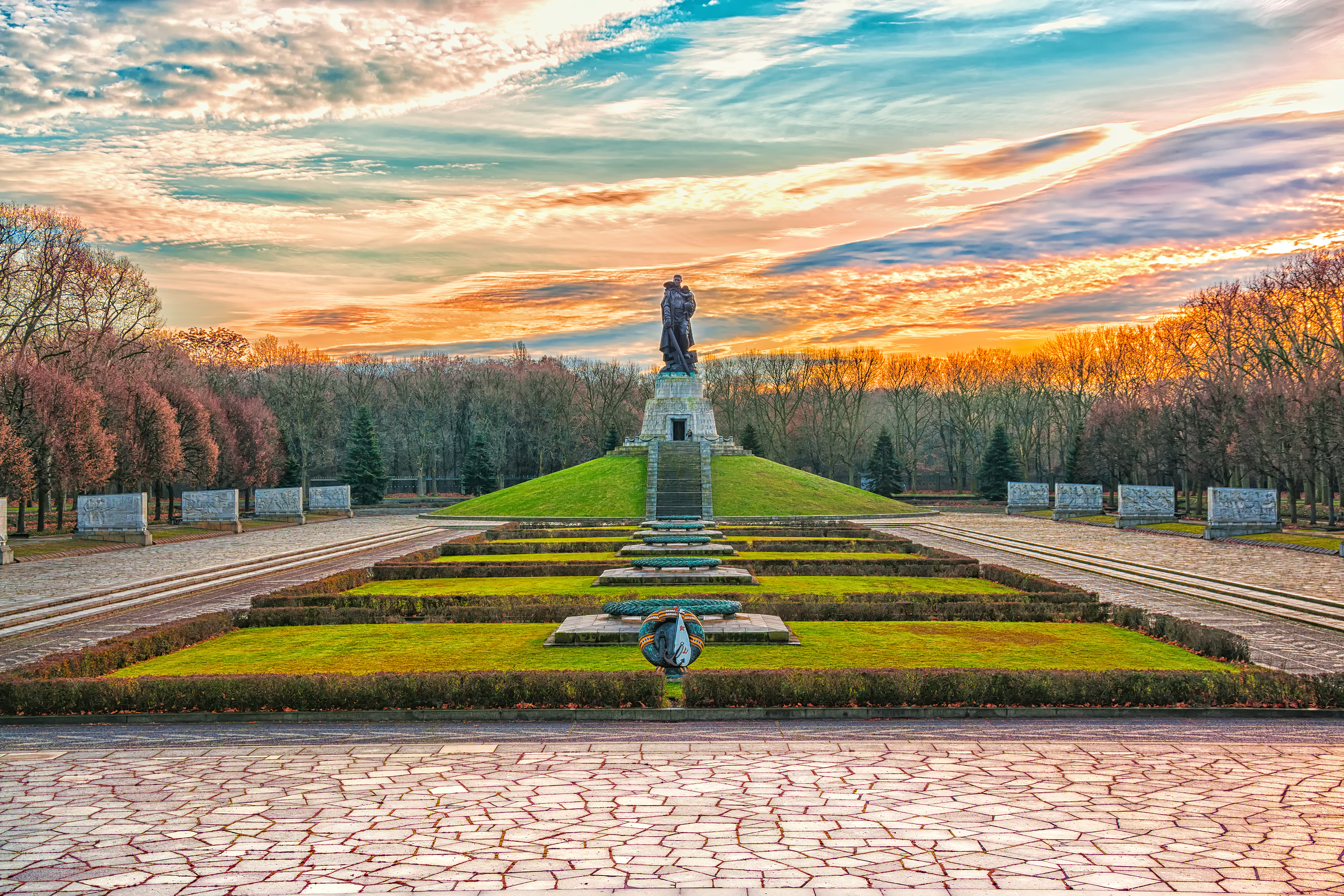 Sovjetisk krigsmonument i Treptower Park Berlin ved solnedgang med statue silhuet