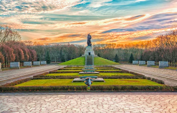 Sovjetisk krigsmonument i Treptower Park Berlin ved solnedgang med statue silhuet