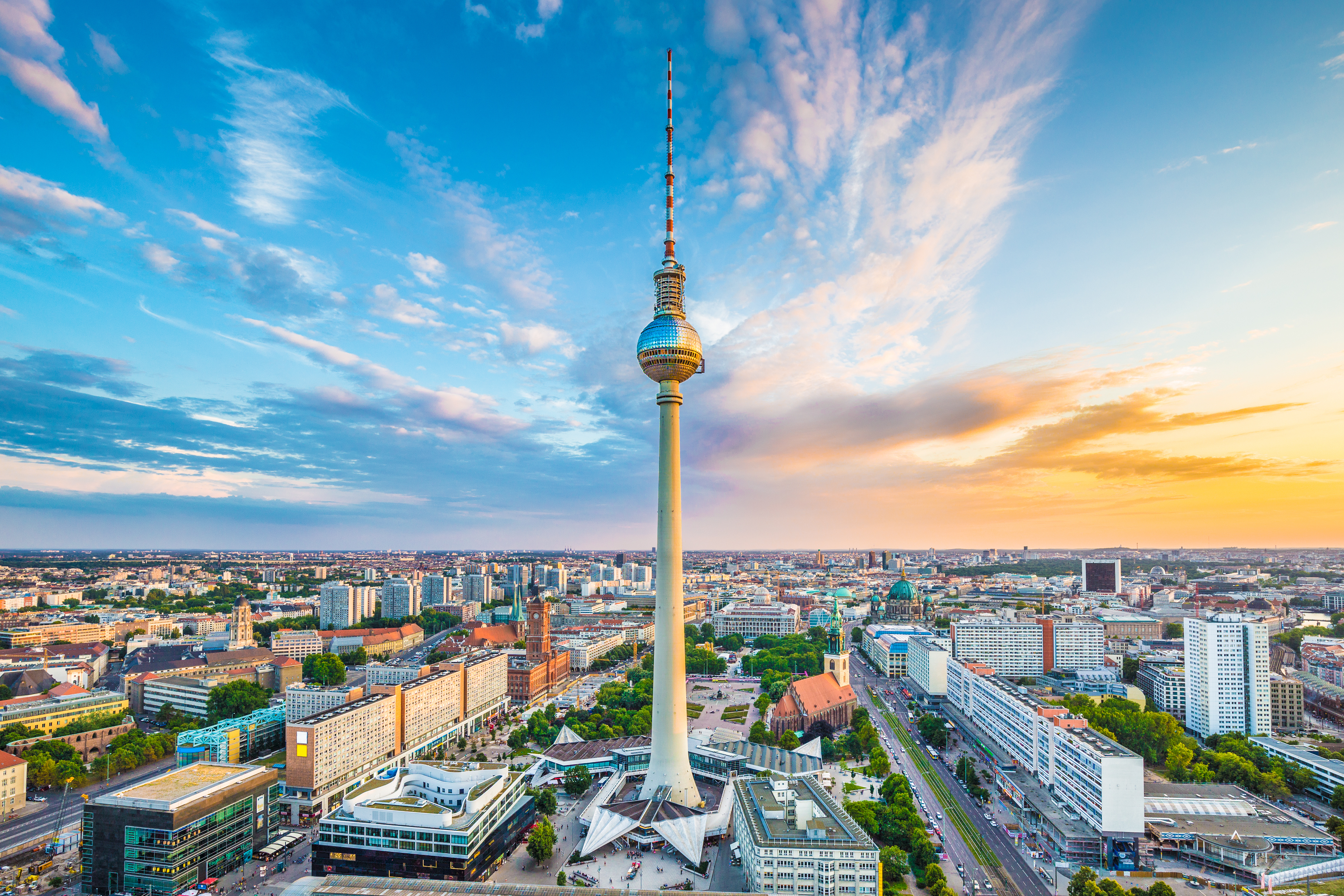 Berlin TV-tårn og byens skyline ved solnedgang med dramatisk himmel