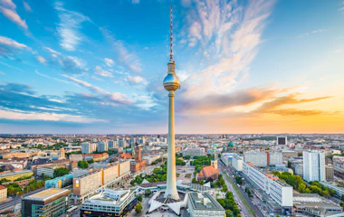 Berlin TV-tårn og byens skyline ved solnedgang med dramatisk himmel