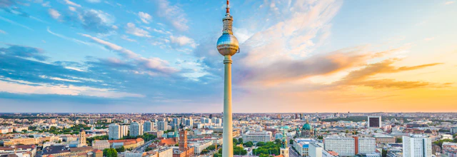 Berlin TV-tårn og byens skyline ved solnedgang med dramatisk himmel