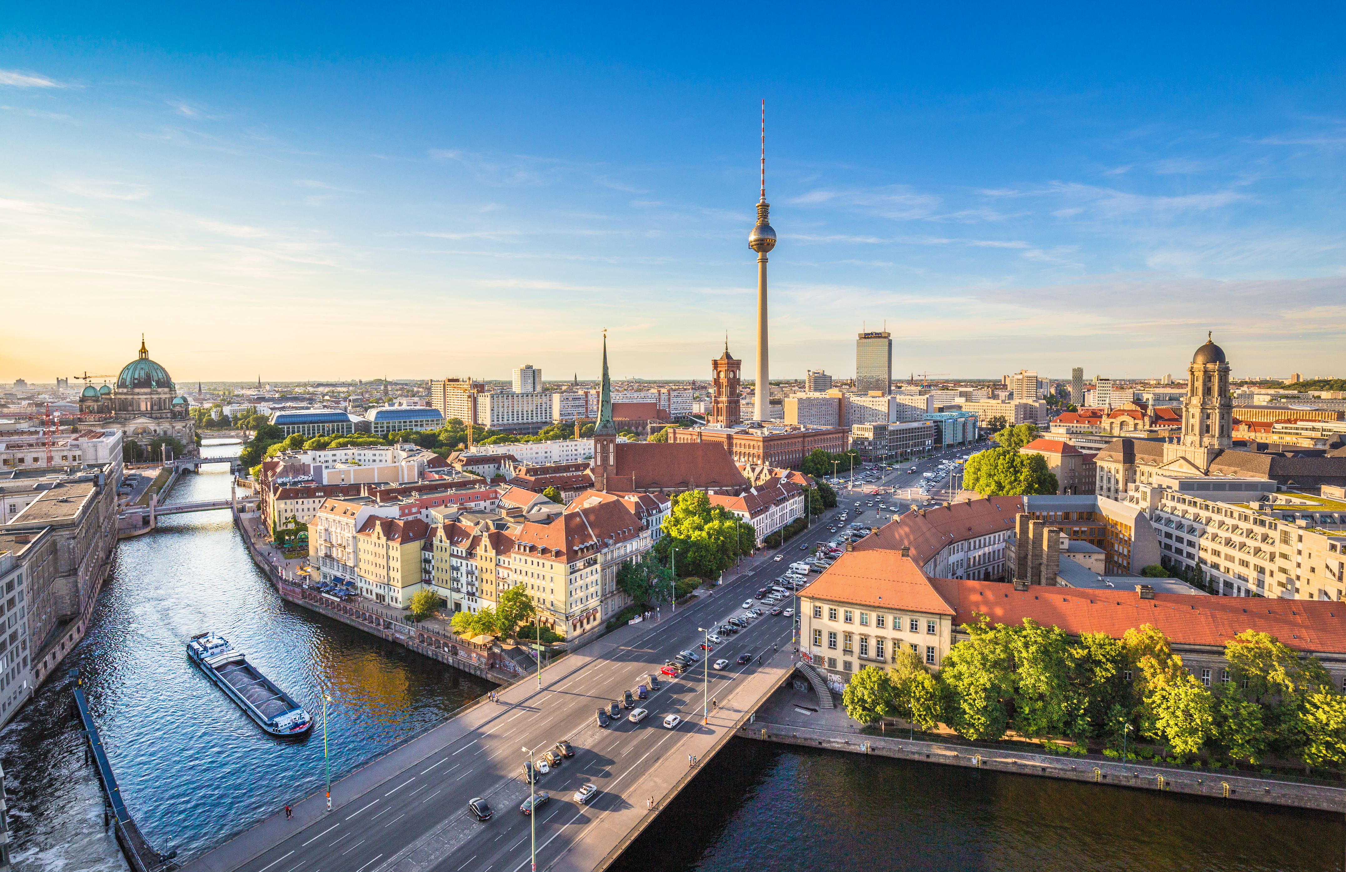 Berlin skyline med TV-tårnet og Spree floden ved solnedgang - populær tysk byferie destination