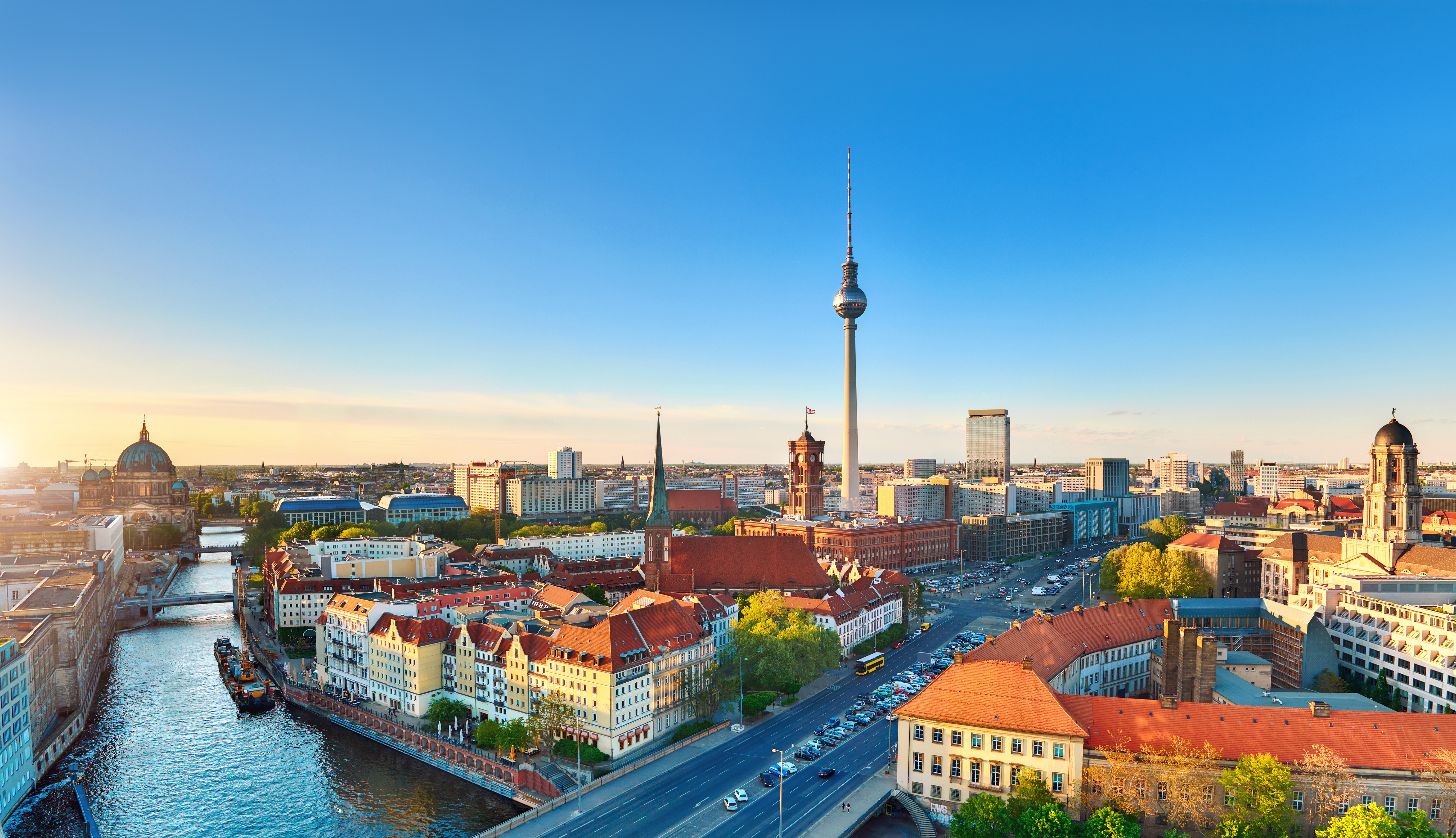 Luftfoto af Berlin skyline med TV-tårnet og Spree-floden ved solnedgang