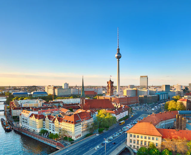Luftfoto af Berlin skyline med TV-tårnet og Spree-floden ved solnedgang