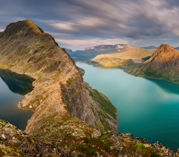 Betagende panoramaudsigt over Besseggen bjergryggen mellem Gjende-søen og Bessvatnet i Jotunheimen Nationalpark - et populært vandreområde i Norge