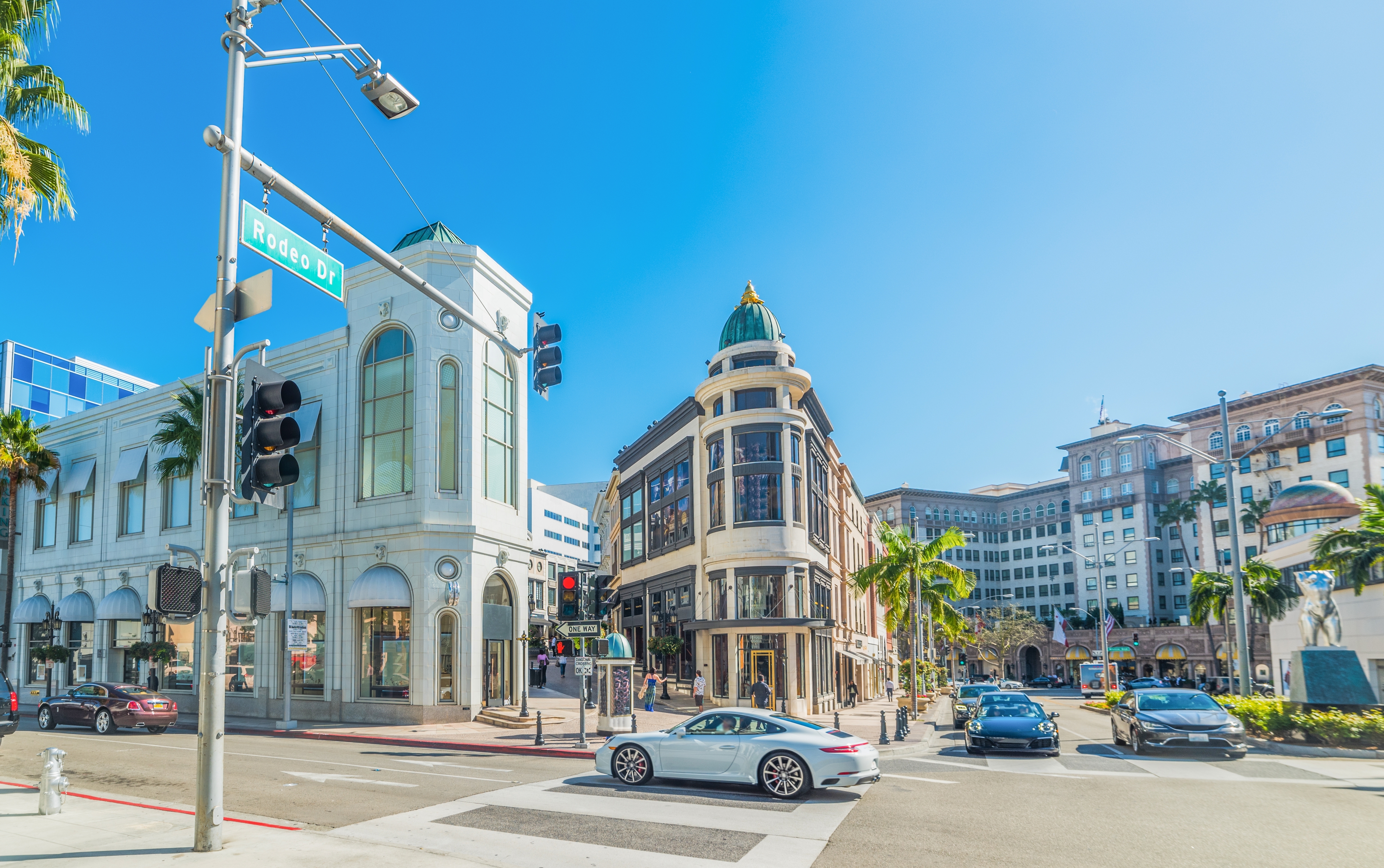 Eksklusiv shoppinggade med palmer og designerbutikker i Beverly Hills Californien