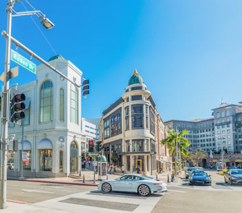 Eksklusiv shoppinggade med palmer og designerbutikker i Beverly Hills Californien