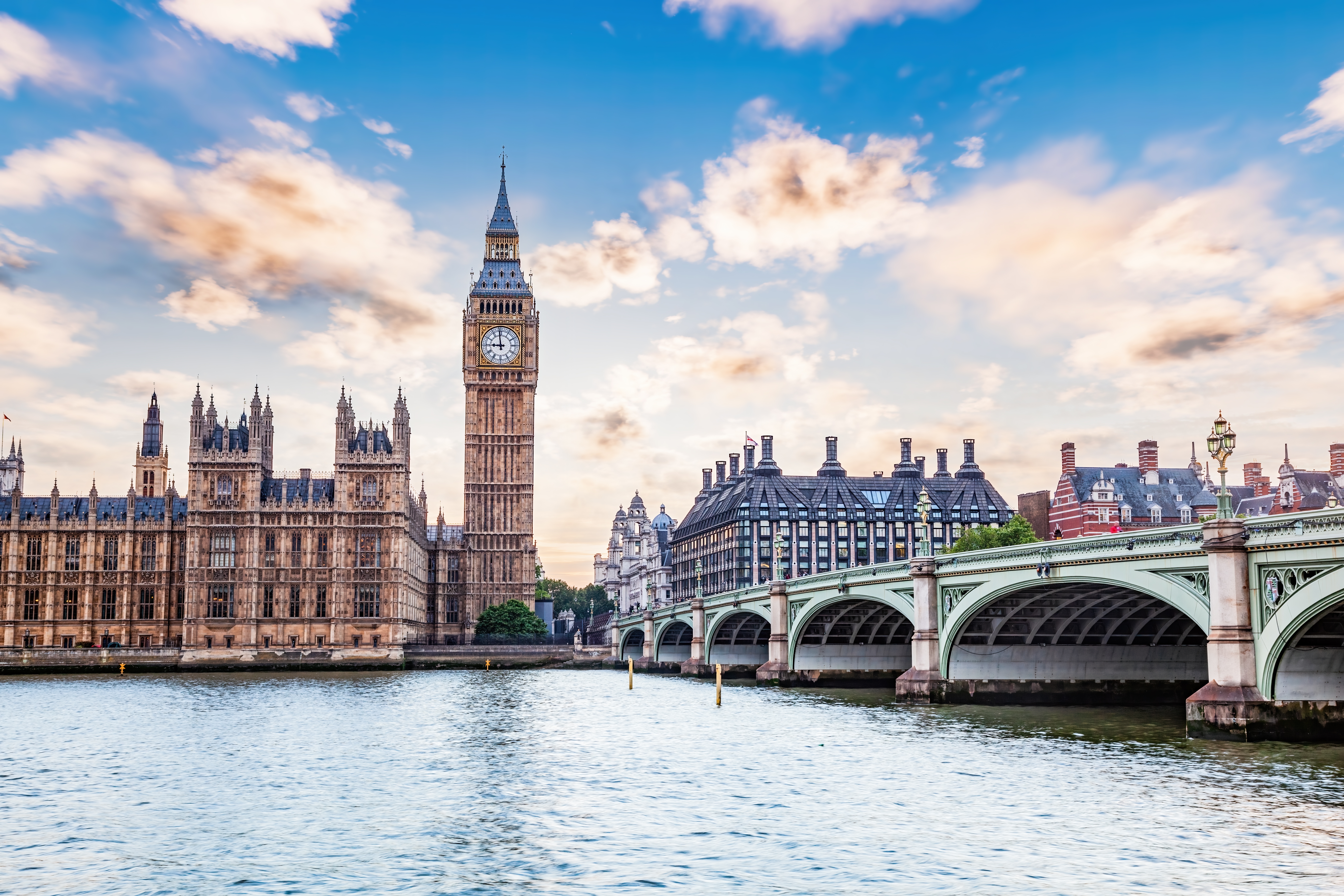 Storslået udsigt over Big Ben og Westminster-broen ved solnedgang over Themsen i London, England