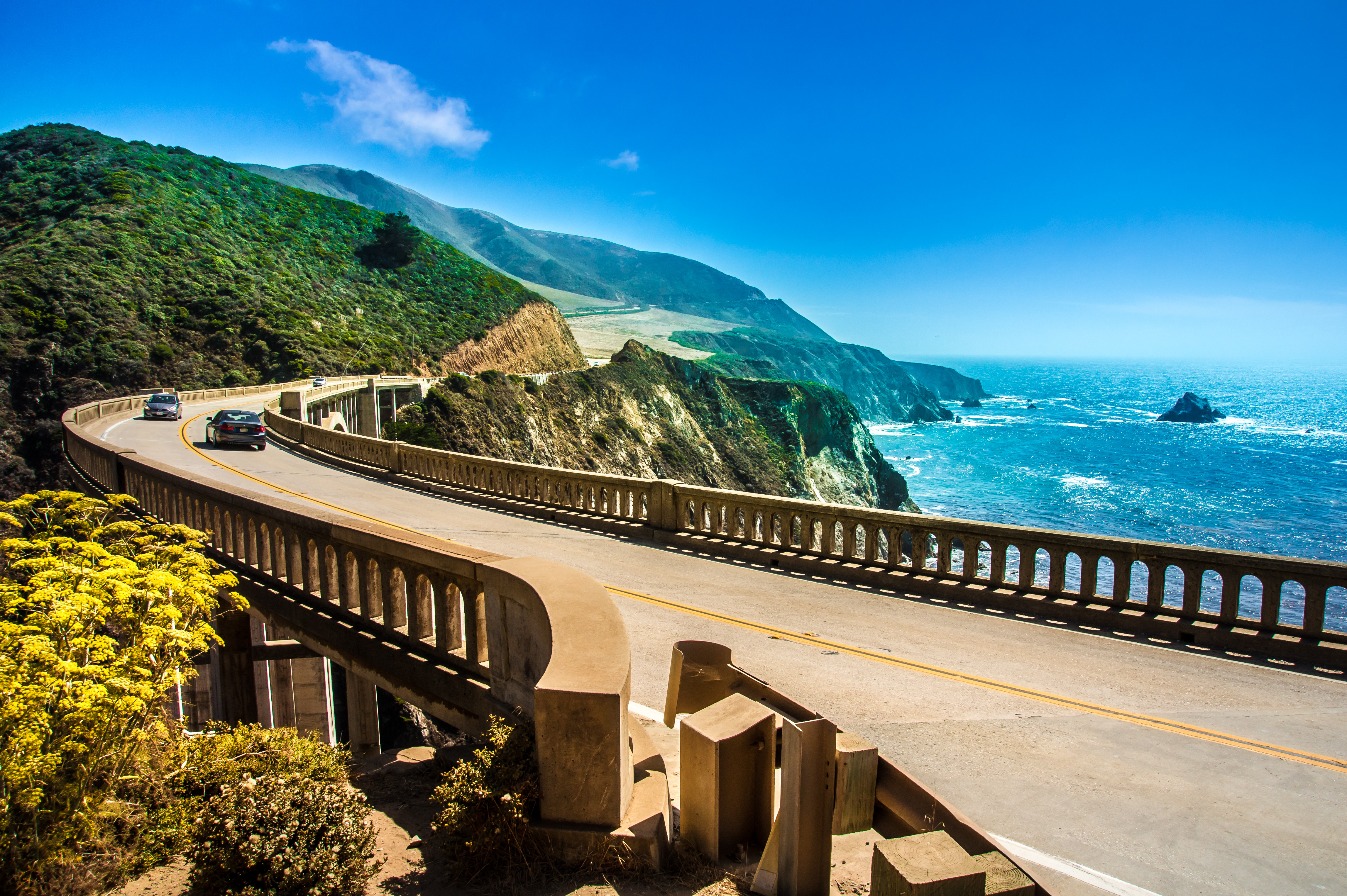 Spektakulær kystbro ved Big Sur i Californien med udsigt over Stillehavet og dramatiske klipper