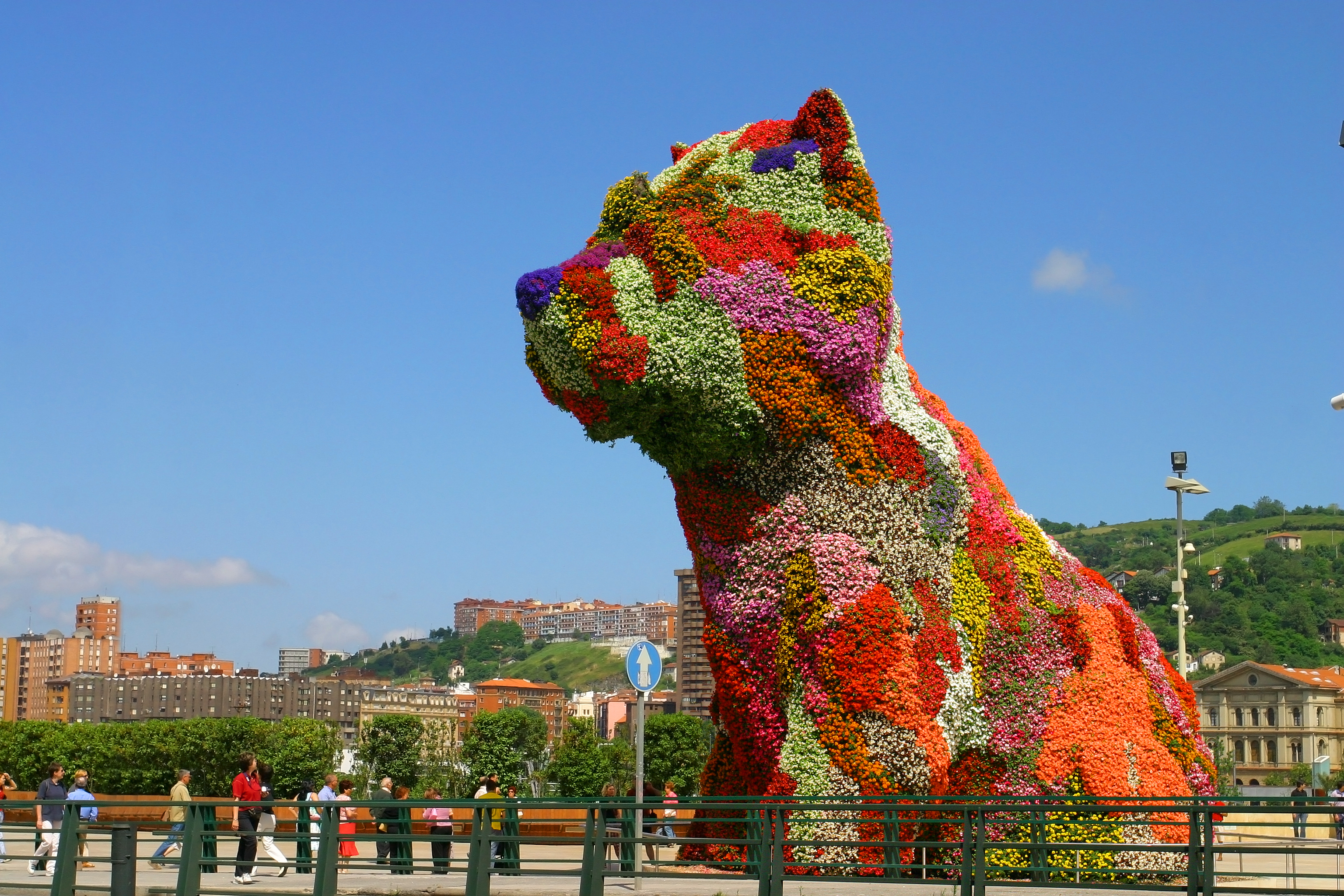 Kæmpe farverig blomster hundehvalp skulptur ved Guggenheim Museum i Bilbao Spanien
