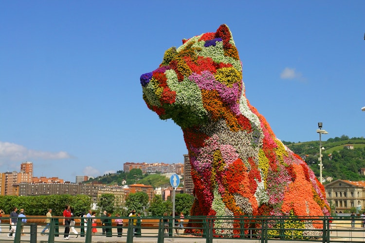 Kæmpe farverig blomster hundehvalp skulptur ved Guggenheim Museum i Bilbao Spanien
