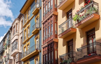 Farverige traditionelle bygninger med jernbalkoner i Bilbaos gamle by, Spanien